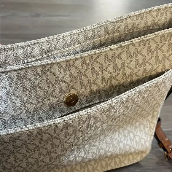 Michael Kors Jet Set Travel Large Logo Messenger Bag - Picture 14 of 15